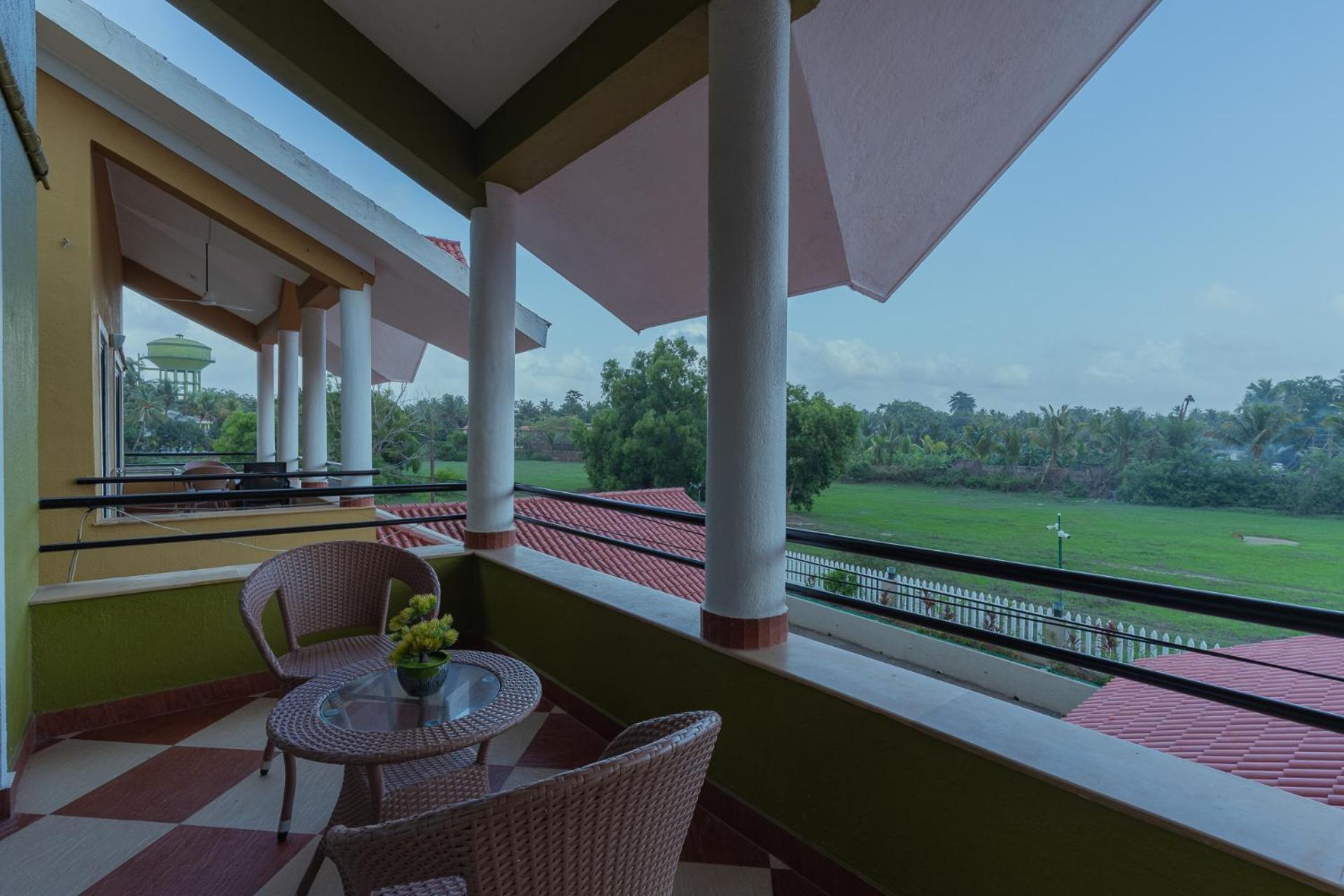 Treehouse Blue & Villa Colva